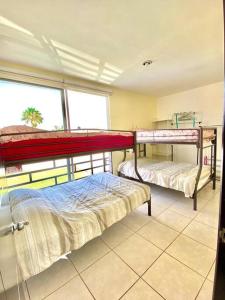two bunk beds in a room with a window at Casa con alberca climatizada en Cuautla Morelos in Los Limones +60 photos