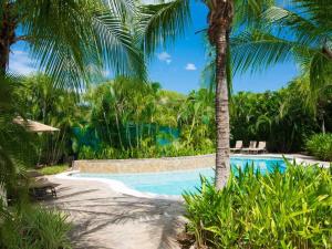 Bazén v ubytování Ground-Floor Unit in Front of Lazy River Pool at Pacifico in Coco nebo v jeho okolí