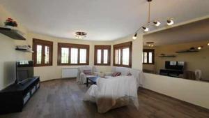 a large living room with a couch and a table at Mirador del Valle TuCasaTemporal in Seseña