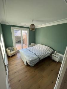 Ένα ή περισσότερα κρεβάτια σε δωμάτιο στο Maison 3ch avec garage