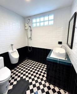 La salle de bains est pourvue de toilettes, d'un lavabo et d'un urinoir. dans l'établissement Villa Patong Beach, à Patong Beach 12 autres photos