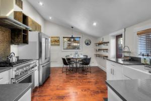 Dapur atau dapur kecil di Bluebird Day - Lakewood Cottage