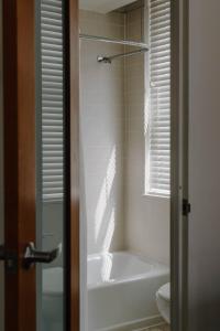 フィラデルフィアにあるClub Quarters Hotel Rittenhouse Square, Philadelphiaのバスルーム(バスタブ、トイレ付)