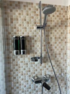 une douche avec pommeau de douche dans une salle de bain dans l'établissement Antica Dimora San Crisante - centro storico, à LʼAquila 28 autres photos