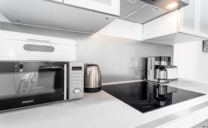 a kitchen with a microwave and a coffee maker at Ostseebad-Zinnowitz-Charmantes-Ferienappartement-Morgensonne in Zinnowitz