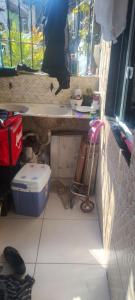 Habitación con baño con encimera y lavabo. en Casa LF, en Salvador