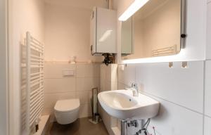Koupelna v ubytování Ostseebad-Karlshagen-ansprechende-Ferienwohnung-Fruehling + 20 fotografií