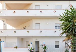 une vue extérieure d'un bâtiment dans l'établissement "Stella Home " Perfetto per le tue vacanze in Sicilia sul Golfo di Castellammare ! Relax a pochi mt dal mare per Amici e Famiglie, à Alcamo Marina