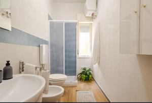une salle de bains blanche avec toilettes et lavabo dans l'établissement "Stella Home " Perfetto per le tue vacanze in Sicilia sul Golfo di Castellammare ! Relax a pochi mt dal mare per Amici e Famiglie, à Alcamo Marina 26 autres photos