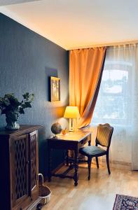 an office with a desk and a chair and a window at Ferienwohnung Emma - WLAN, Küche, TV, Bad, ca 15 Min zum Europa Park in Malterdingen