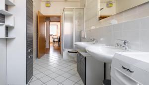Bilik mandi di Ostseebad-Karlshagen-geraeumige-Ferienwohnung-Herbst