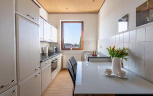 Dapur atau dapur kecil di Ostseebad-Karlshagen-geraeumige-Ferienwohnung-Herbst