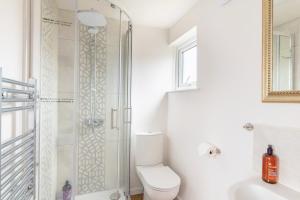 une salle de bains avec douche, toilettes et lavabo dans l'établissement Comfortable 4-Bedroom Heaven in Thetford, à Thetford