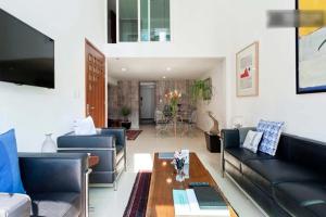 a living room with couches and a coffee table at Duplex Penthouse Zona Rosa in Mexico City