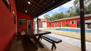 La alberca dentro o cerca de Casa c pisc e churrasq a 100m da Praia de Maresias