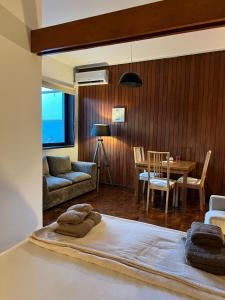 un salon avec un canapé et une table dans l'établissement Studio DOWNTOWN, à Porto