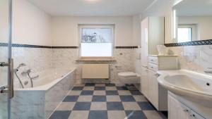 Ein Badezimmer in der Unterkunft Bernsteinbad Koserow - Haus Fünf Elemente Ferienwohnung Feuer