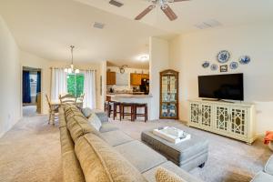 TV a/nebo společenská místnost v ubytování The Villages Home 2 Mi to Farmers and Crafts Market