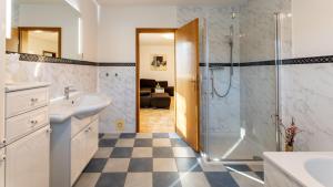 ein Badezimmer mit Dusche und Waschbecken in der Unterkunft Bernsteinbad Koserow - Haus Fünf Elemente Ferienwohnung Feuer in Ostseebad Koserow