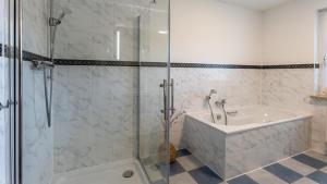 Ein Badezimmer in der Unterkunft Bernsteinbad Koserow - Haus Fünf Elemente Ferienwohnung Feuer