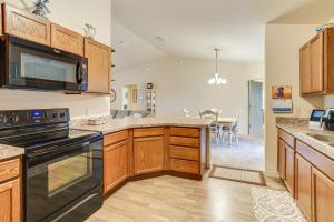 Kuchyň nebo kuchyňský kout v ubytování The Villages Home 2 Mi to Farmers and Crafts Market