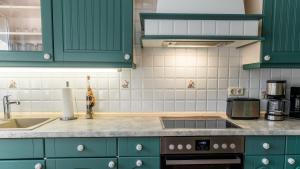 Küche/Küchenzeile in der Unterkunft Bernsteinbad Koserow - Haus Fünf Elemente Ferienwohnung Feuer