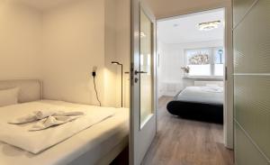 Ein Bett oder Betten in einem Zimmer der Unterkunft Bernsteinbad Koserow - Haus Fünf Elemente Ferienwohnung Feuer