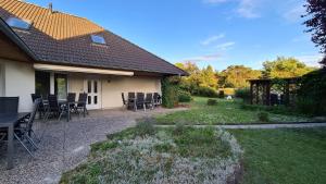 Ein Garten an der Unterkunft Bernsteinbad Koserow - Haus Fünf Elemente Ferienwohnung Feuer