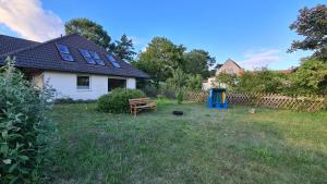 Ein Garten an der Unterkunft Bernsteinbad Koserow - Haus Fünf Elemente Ferienwohnung Feuer