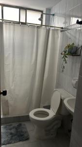 バランキージャにあるApartamento 84のトイレと洗面台を備えた白いバスルーム +10枚の写真
