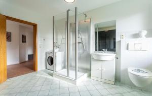 Bilik mandi di Bernsteinbad-Koserow-Haus-Fuenf-Elemente-Ferienwohnung-Luft +17 gambar