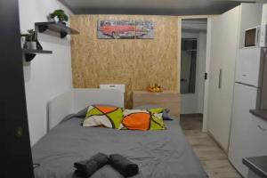 ein Schlafzimmer mit einem Bett mit einem Paar Schuhe darauf in der Unterkunft Coqueto Estudio en plena naturaleza en Río Grande in Coín