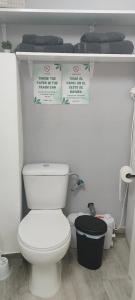 ein Badezimmer mit einer weißen Toilette in einem Zimmer in der Unterkunft Coqueto Estudio en plena naturaleza en Río Grande in Coín + 11 Fotos