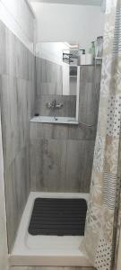 ein Badezimmer mit Dusche, Waschbecken und Badewanne in der Unterkunft Coqueto Estudio en plena naturaleza en Río Grande in Coín