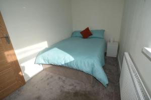 Postel nebo postele na pokoji v ubytování 3 Bedrooms, Spacious, off road parking, Minimum 2 Nights