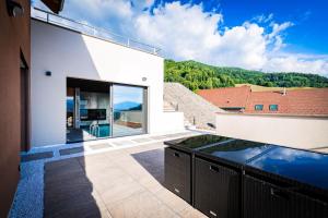 una casa con uno stagno al centro di un patio di Villa d'expection, 10 personnes avec piscine intérieure a La Combe-de-Lancey