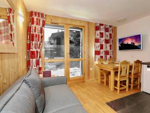 a living room with a couch and a table at Appartement rénové proche des pistes - 4 pers, balcon, casier à skis - FR-1-575-211 in Courchevel