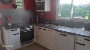 Kuchyň nebo kuchyňský kout v ubytování GÎTES CAPRA POMME SURETTE-SPA pomme surette SPA
