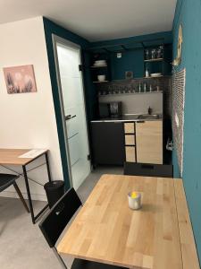 a room with a table and a kitchen with a counter at Gemütliches 1 Zimmer Apartment in Bönningstedt