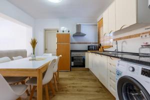A kitchen or kitchenette at Apartamento del Mar