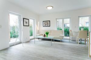 un salon avec un canapé et une table dans l'établissement Ostseebad-Zinnowitz-Ferienwohnung-Traum, à Zinnowitz