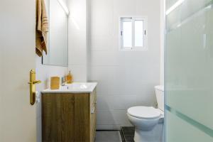 A bathroom at Apartamento del Mar Még 18 kép
