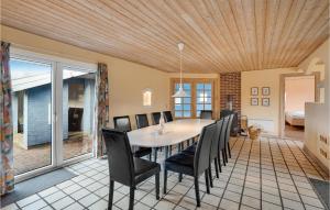 Ruang duduk di Gorgeous Home In Oksbøl With Wifi