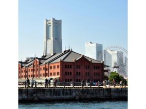 横浜市にあるYokohama Heiwa Plaza Hotel - Vacation STAY 36411vの市の前の水面赤い建物