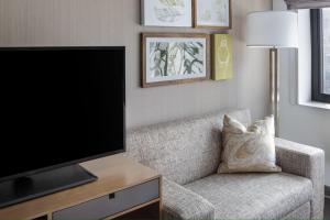 TV i/ili multimedijalni sistem u objektu Element Times Square West