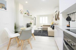Kuchnia lub aneks kuchenny w obiekcie NEW AND COZY-STUDIO-CHUECA