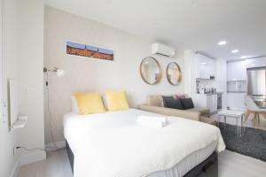 Łóżko lub łóżka w pokoju w obiekcie NEW AND COZY-STUDIO-CHUECA
