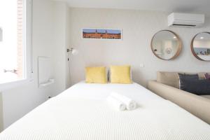 Łóżko lub łóżka w pokoju w obiekcie NEW AND COZY-STUDIO-CHUECA