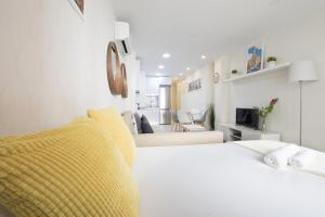 Łóżko lub łóżka w pokoju w obiekcie NEW AND COZY-STUDIO-CHUECA