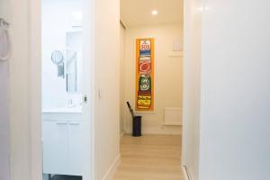 przedpokój z łazienką z napisem na ścianie w obiekcie NEW AND COZY-STUDIO-CHUECA w Madrycie